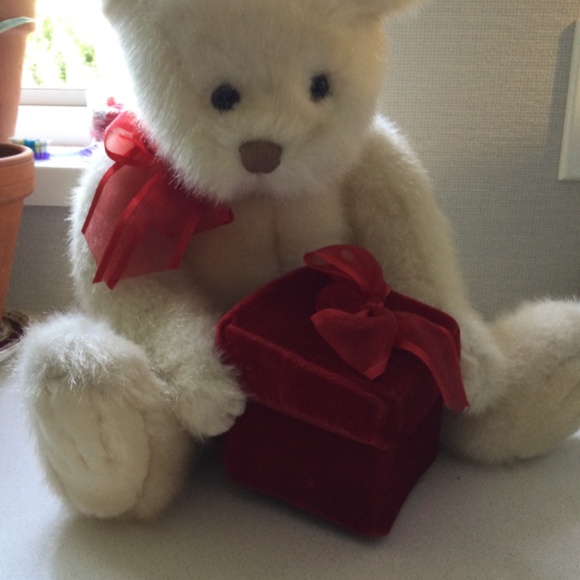 GUND Bear with red gift box - Picture 3 of 8